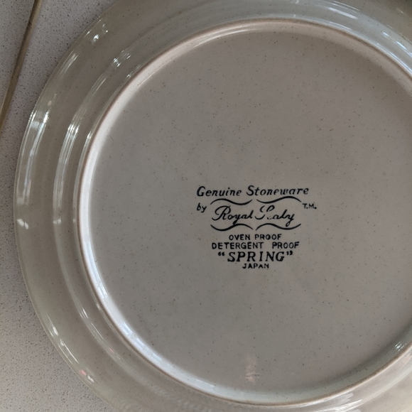 Vintage 1970s Spring floral pattern dinner plate - Picture 4 of 5